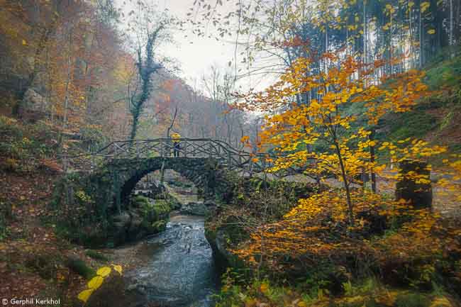 Schiessentümpel waterval met peinzende figuur